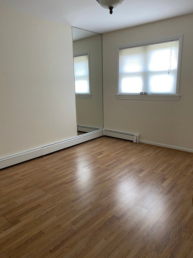 Building Photo - 442 Armonk Rd