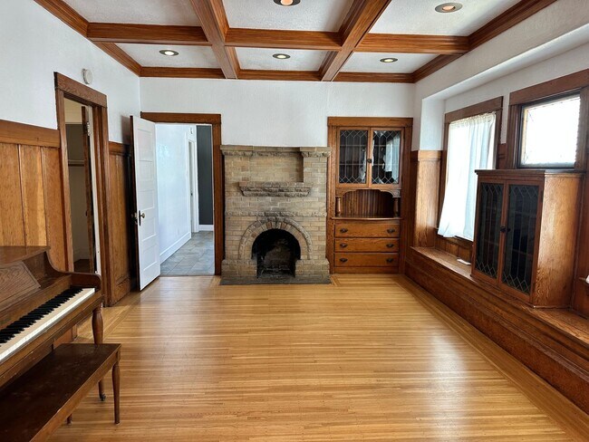 Building Photo - Charming large home with great outdoor spa...