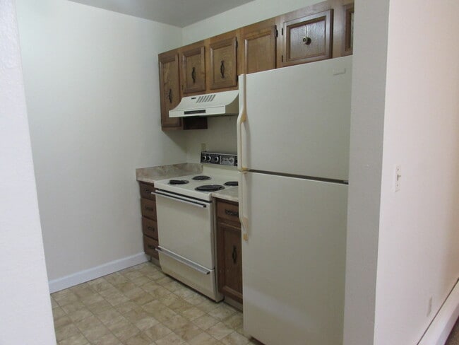 Building Photo - 3233 Lakeside Dr