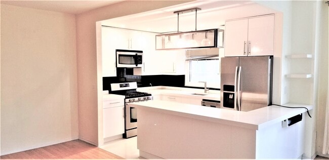 Building Photo - 75 Oceana Dr E