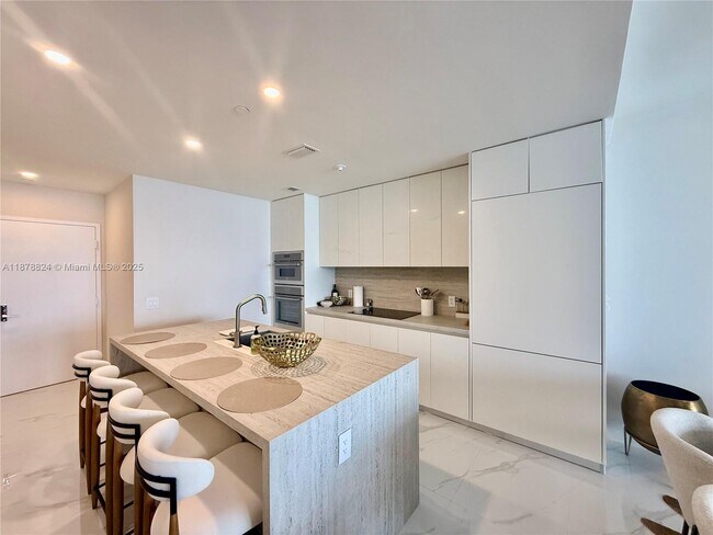 Foto del edificio - 700 NE 24th St