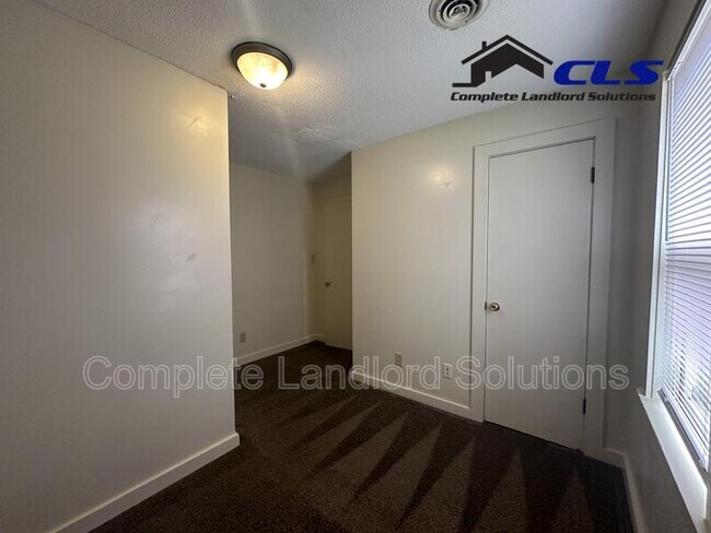 Building Photo - 1362 Chestnut Street - 4