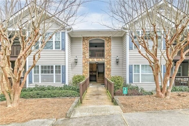 Building Photo - 804 Madison Ln S E