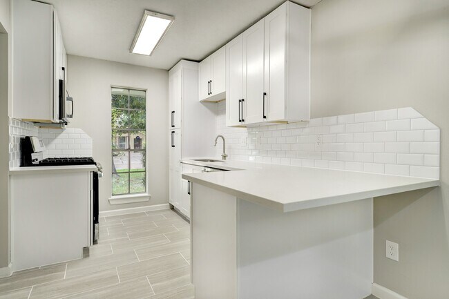 Foto del edificio - 4411 Oak Shadows Dr