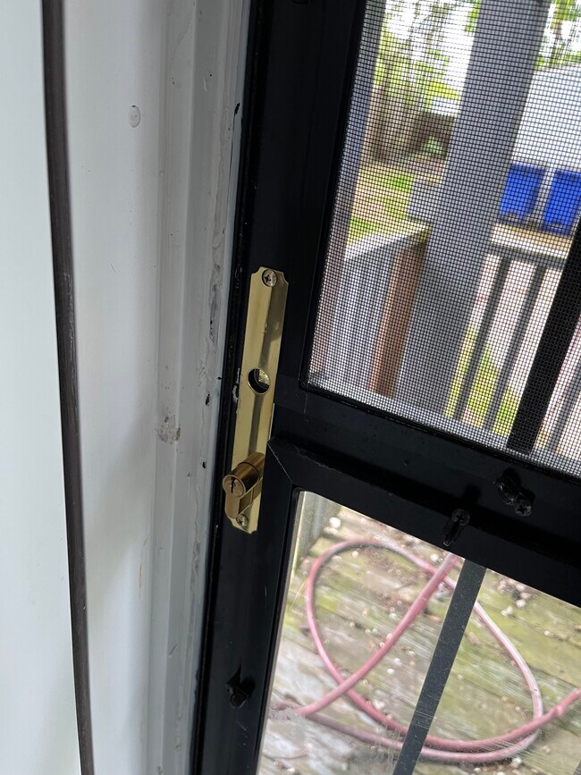 Foto del edificio - 12417 Watterson Ave