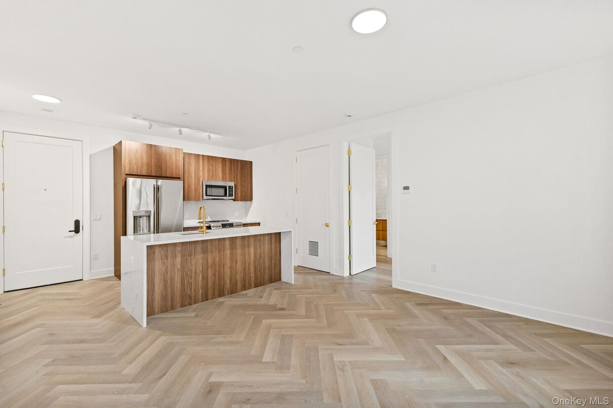 Primary Photo - 100 E Putnam Ave