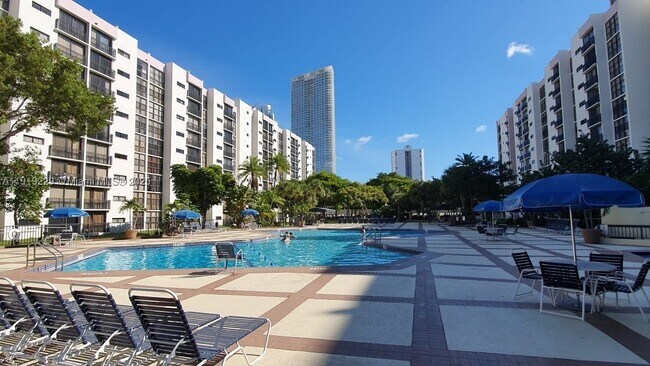 Foto del edificio - 17021 N Bay Rd