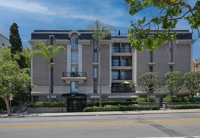 Foto del edificio - 585 N Rossmore Ave