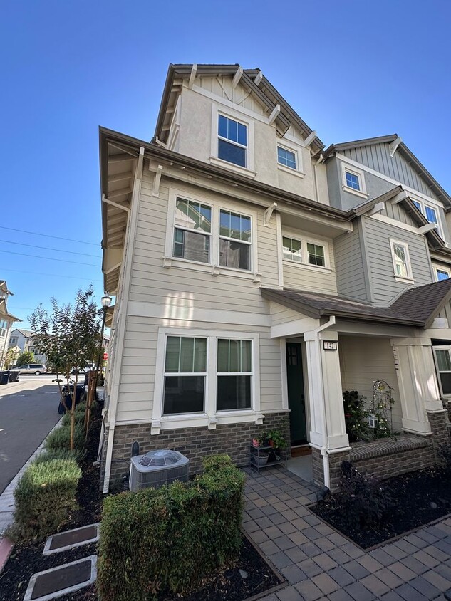 Primary Photo - Modern Single-Family 3BD/3.5BA Townhouse i...