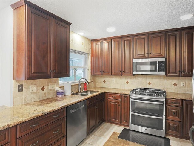 Building Photo - 404 Lakeshore Dr