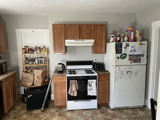 Building Photo - 173 Hillside St