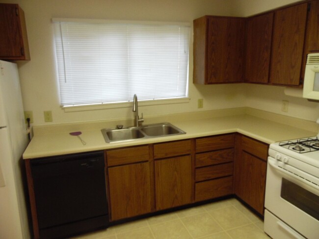 Building Photo - 3 bedroom home with Two car Garage and sun...