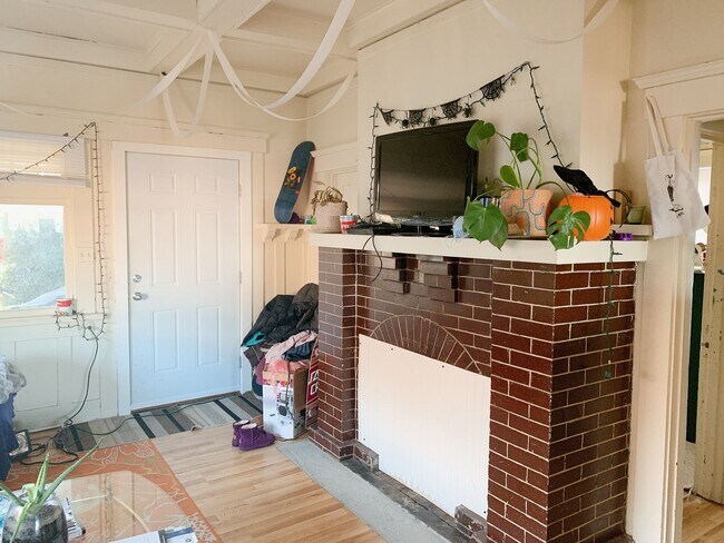 Foto del edificio - PRELEASING: Bay view 4 Bdrm/1.5 bath on High St!