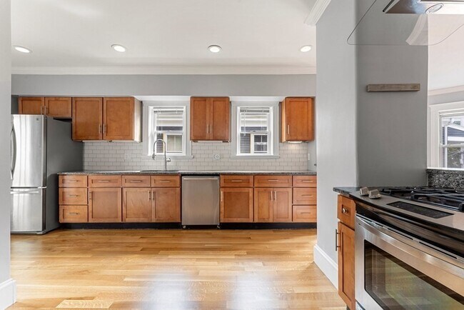 Building Photo - 12 Monument St