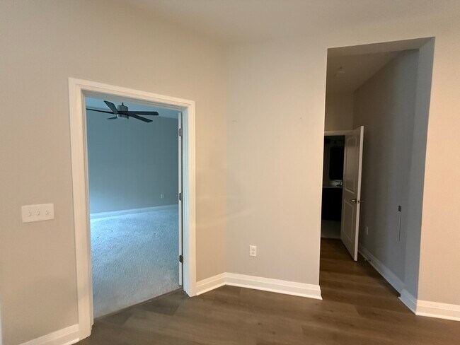 Building Photo - 6633 Dale Dr