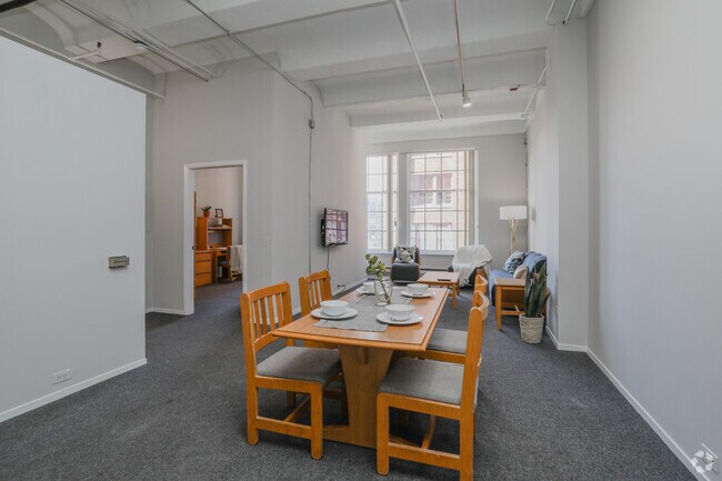 2 HAB, 1 BA - Comedor - 731 Plymouth