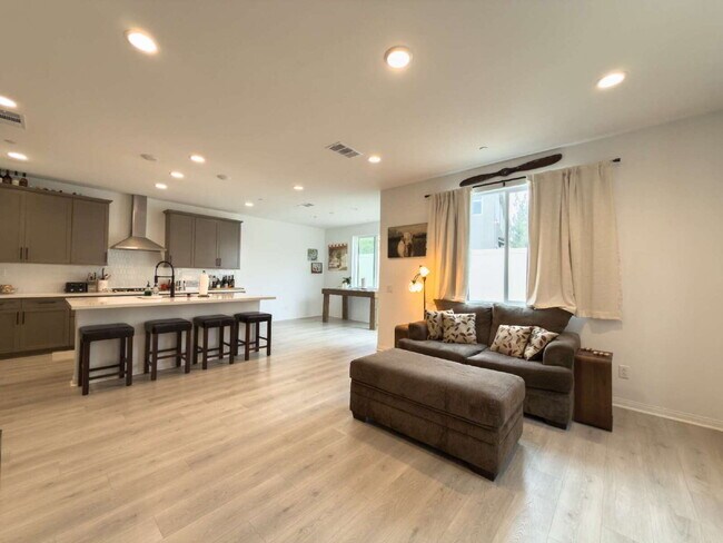 Foto del edificio - Spacious 4-Bed, 3-Bath Retreat on Malalenca Road in the Harvest Subdivision!