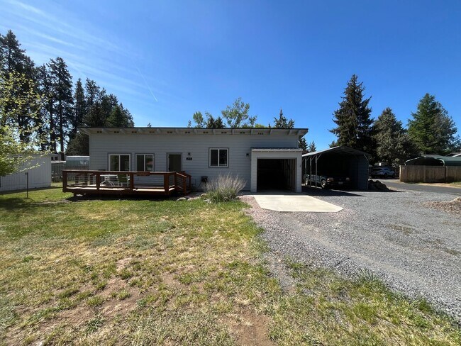 Building Photo - Spacious 1-bdr/1-bath with large vehicles parking and utilites paid! --Sisters, OR