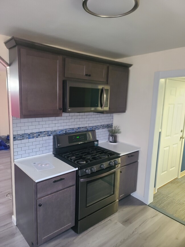 5 burner gas stove & built on microwave - 2015 Arlene Dr