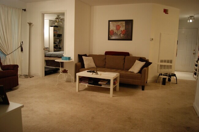 Building Photo - Spacious 2 Bedroom Condo - Mt. Washington