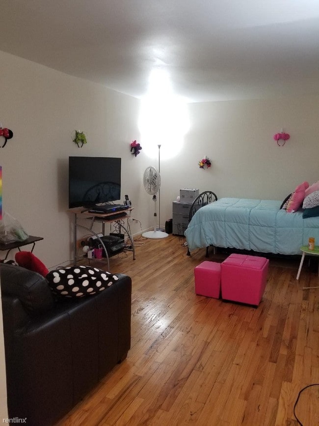 Building Photo - Studio, 1 bath  - 8716 Winchester Blvd 5g
