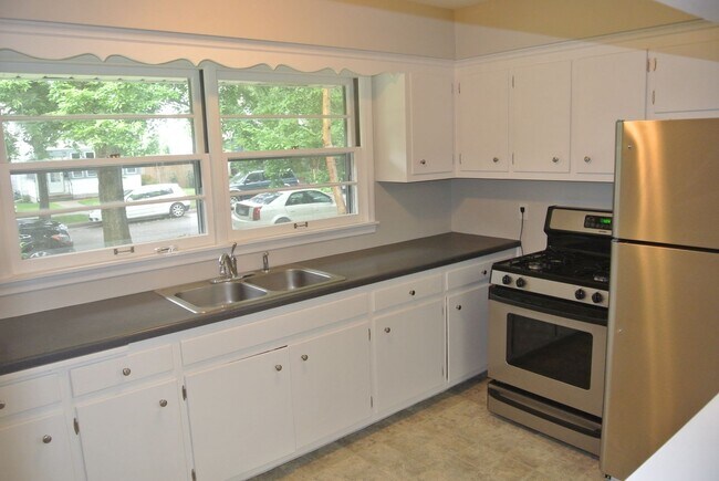 Foto del edificio - House Available September 1, Hardwood Floo...