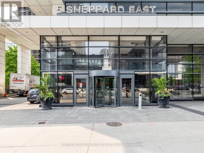 Photo du bâtiment - 5 Sheppard Ave E