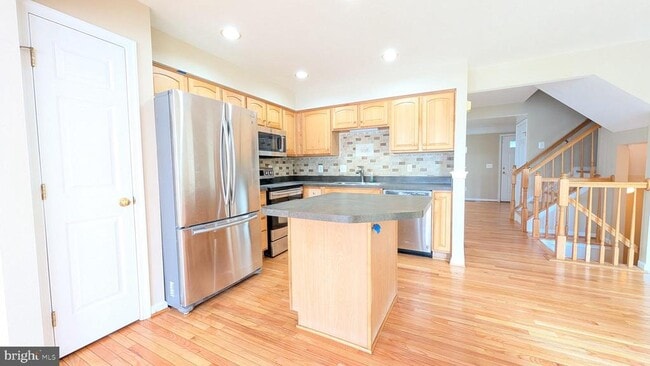 Building Photo - 211 Shirley Square SE