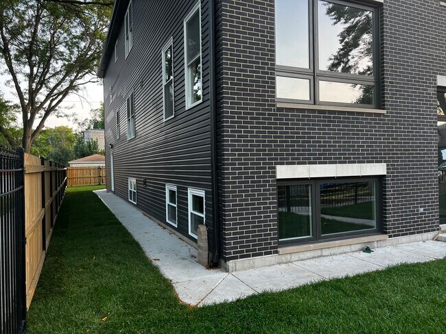 Building Photo - 5803 W Superior St