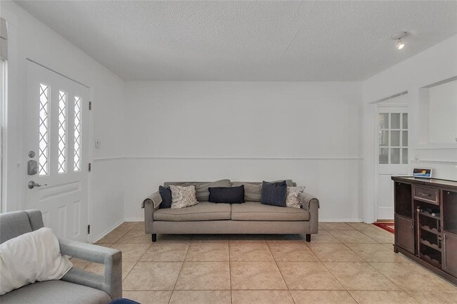 Building Photo - 1302 Ludlow Terrace