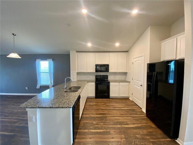 Building Photo - 204 Sunshine Ln