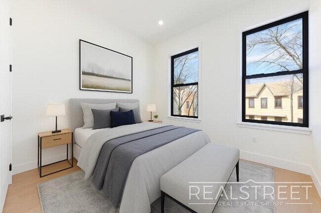 Foto del edificio - Brand New 4 Bed, 2 Bath with In-Unit Laund...