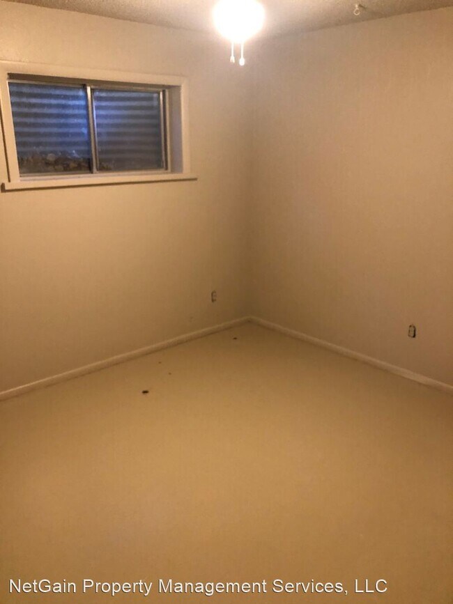Building Photo - 405 Circleway Dr