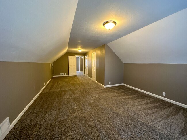 Foto del edificio - 3 Bedroom Plus Spacious Den - Single Family