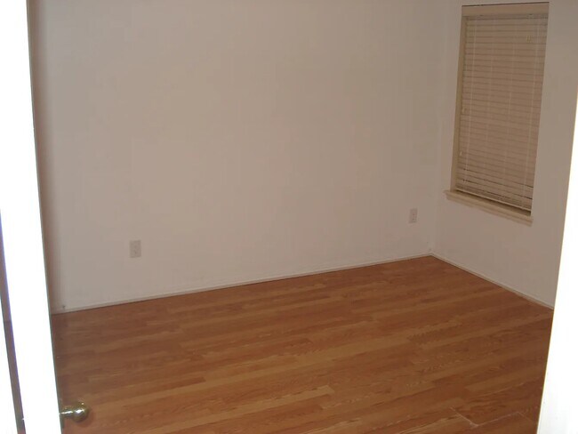 Building Photo - 413 Pinehurst drive