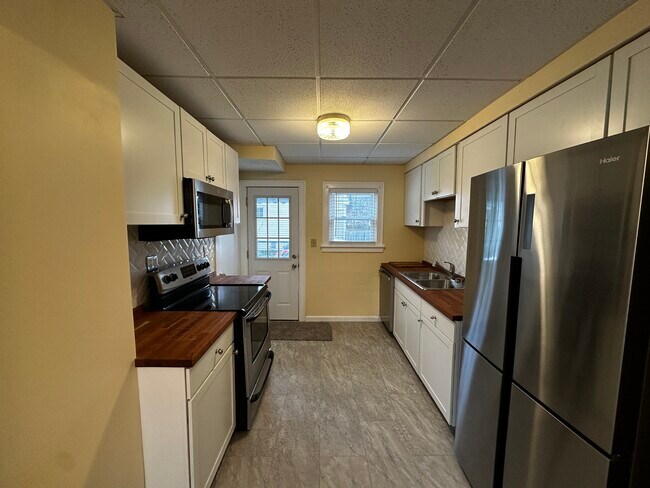 Building Photo - 14600 Bayes Ave