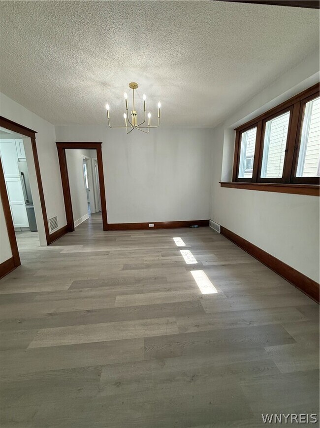 Foto del edificio - 301 Crestwood Ave