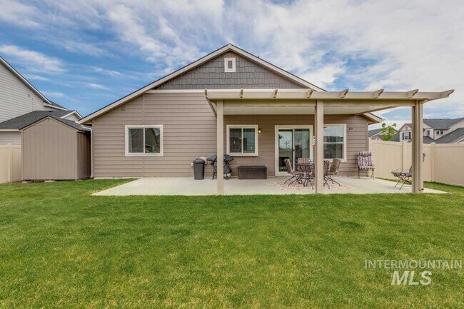 Foto del edificio - 6033 N Silver Spruce Ave