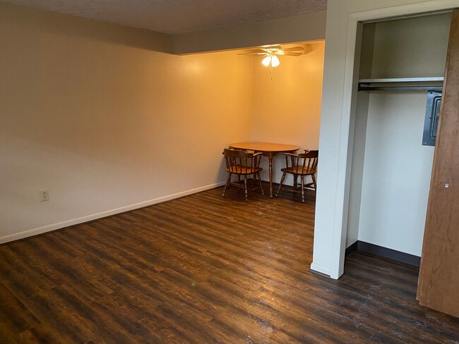 Building Photo - 347 Maple St
