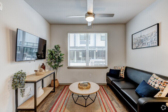 2 habitaciones, 2 baños - 765 pies cuadrados - Sala de estar - Global College Station