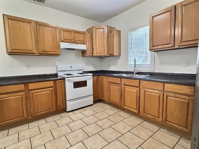 Foto del edificio - Spacious 3-Bedroom San Antonio Gem with Most Utilities Included & Partially Furnished – Your Perf...