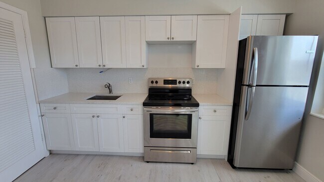 Foto del edificio - Remodeled  One Bed One Bath Close to the B...