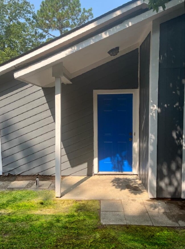 Building Photo - 738 Hedgelawn Way