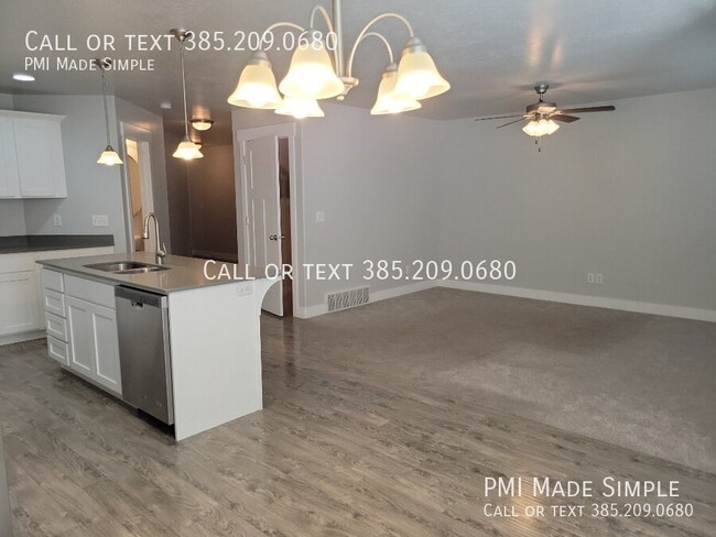 Building Photo - Spacious 4-Bedroom Townhome in Bluffdale