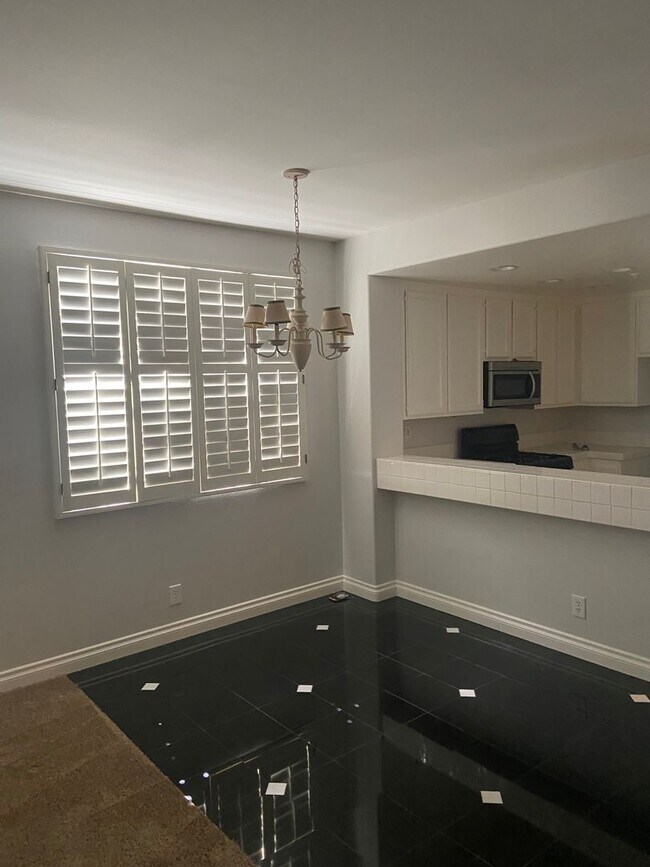 Foto del edificio - 2 BEDROOM 2 BATH CONDO LOCATED IN THE HEART OF TUSTIN RANCH $3,175