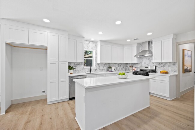 Building Photo - Incredibly Remodeled 4-Bedroom Home In Eas...