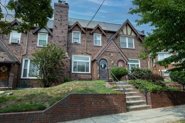 Foto del edificio - 317 Ingraham St NW