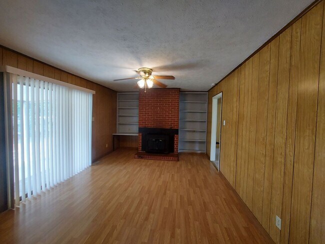 Building Photo - 3 Bedroom 2 Bathroom with Carport - Prop. ...