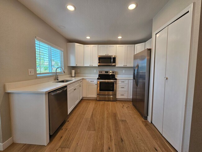 Building Photo - Beautiful 4 Bed, 3 Bath Home In Stetson Hi...