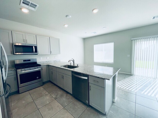 Building Photo - 4 BEDROOMS PLUS DEN WITH SOLAR!!